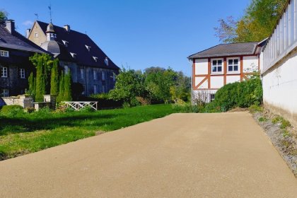Komex Bio château de Neuenhof naturel Ludenscheid sentier de randonnée terrain de pétanque Revêtements stabilisés écologiques